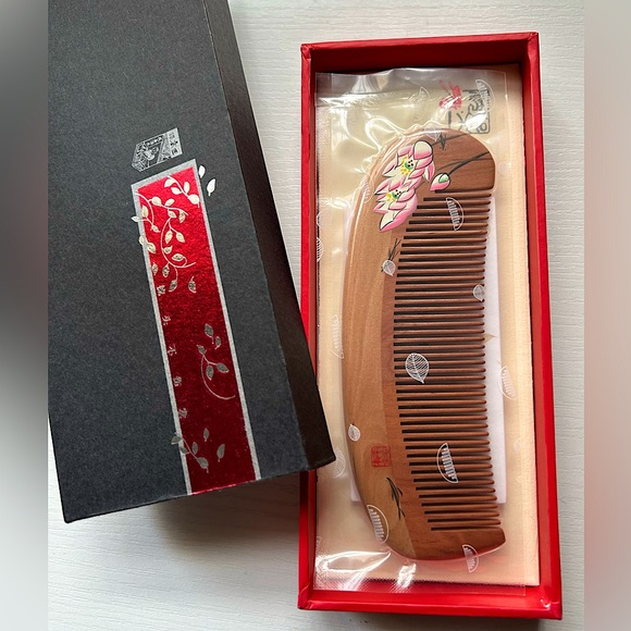 New In Box Handmade natural sandalwood hair comb - Picture 6 of 8
